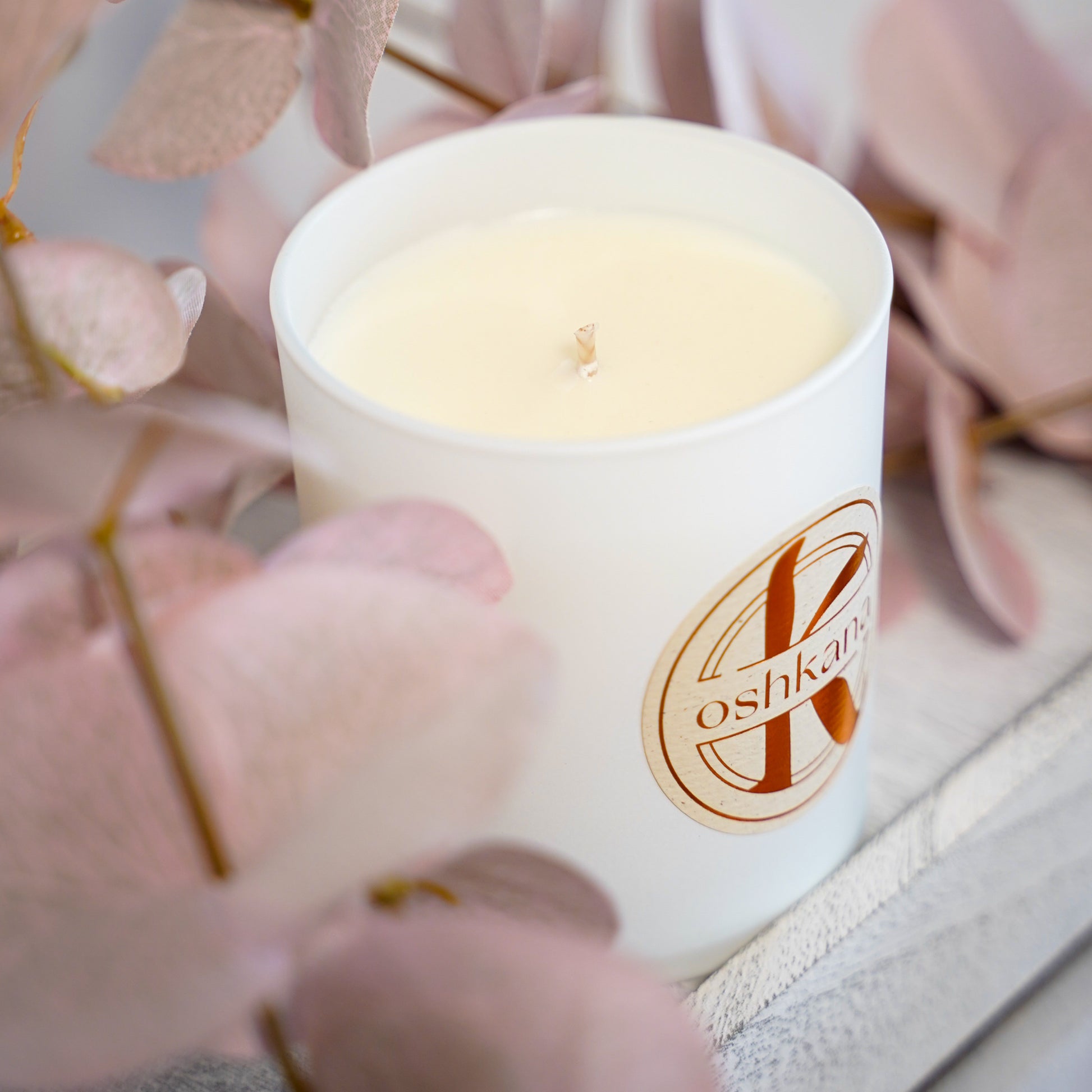 oshkana vegan soy wax candle peony musk around rose gold leaves